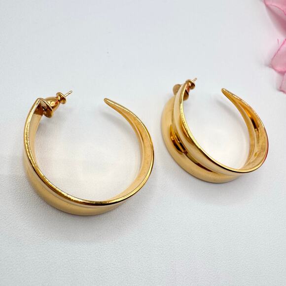 Vintage Monet Graduated Gold Tone Hoop Earrings Signed 1 1/4” Classic Chic - Picture 8 of 15